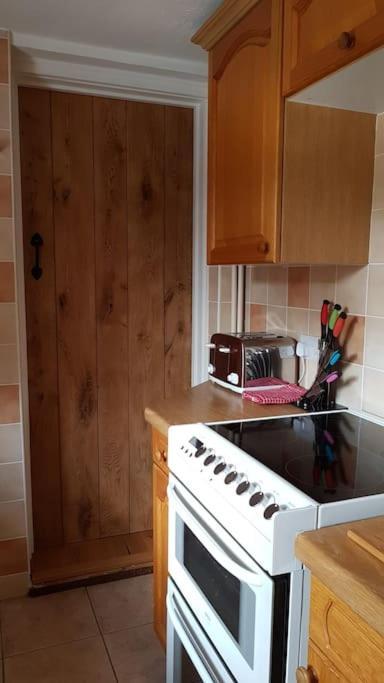 Welcoming Cottage In Chichester Near City Centre מראה חיצוני תמונה